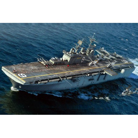 Maquette de Bateau en plastique USS Richard LHD-6 1/700