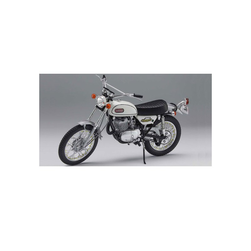Maquette de moto en plastique YAMAHA 250 ENDURO DT1 1/10