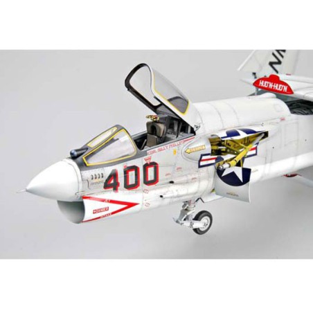 Maquette d'avion en plastique F-8E CRUSADER