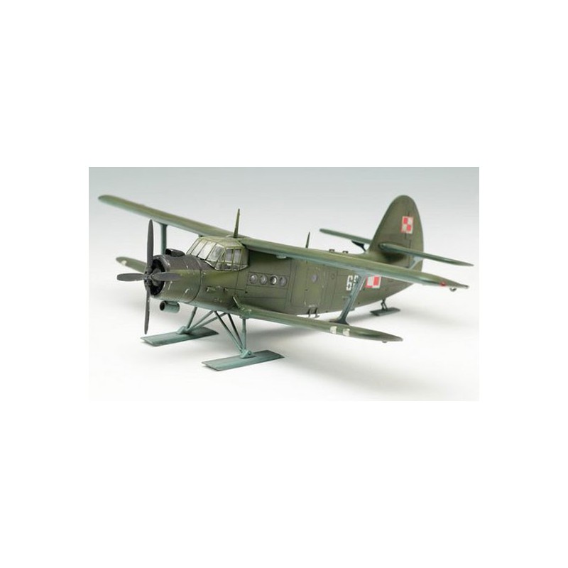 Maquette d'avion en plastique Antonov An-2 Colt on skis Maquette d'avion en plastique Antonov An-2 Colt on skis