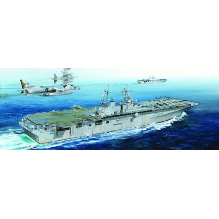 Maquette de Bateau en plastique USS Boxer LHD-4 1/700