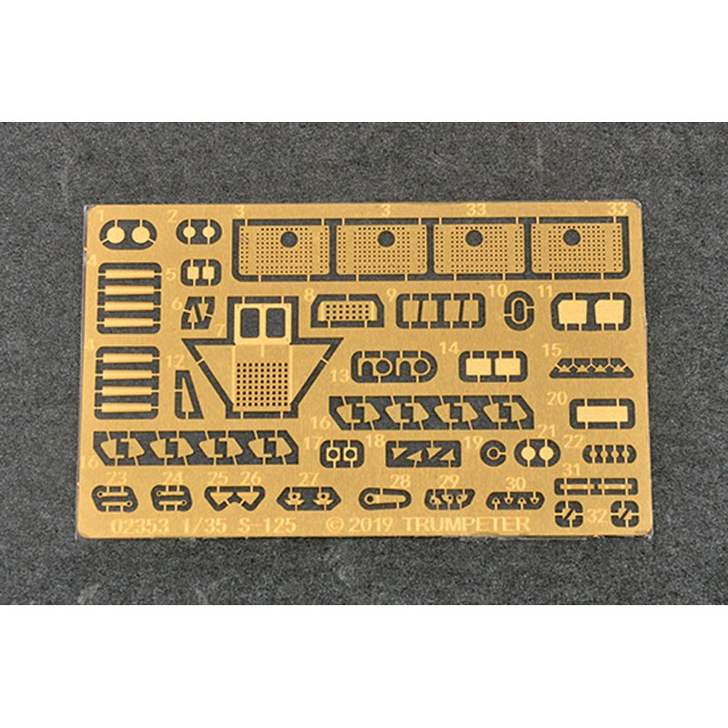 Maquette de Char en plastique Soviet 5P71 with 5V27 Missile 1/35 Maquette de Char en plastique Soviet 5P71 with 5V27 Missile 1/35