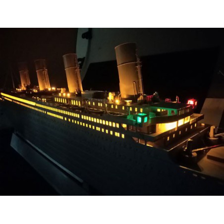 Maquette de Bateau en plastique R.M.S. TITANIC 1/200