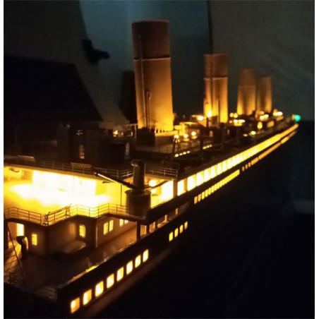 Maquette de Bateau en plastique R.M.S. TITANIC 1/200