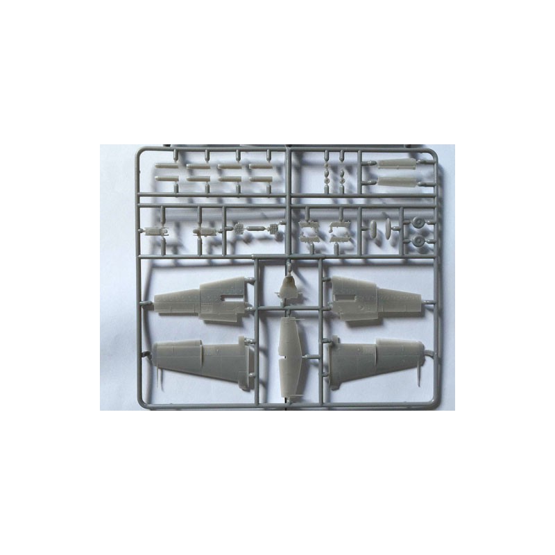 Maquette d'avion en plastique TS-11 ISKRA junior set 1/72 Maquette d'avion en plastique TS-11 ISKRA junior set 1/72