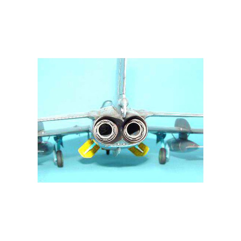 Maquette d'avion en plastique MIG-19PM FARMER E Maquette d'avion en plastique MIG-19PM FARMER E