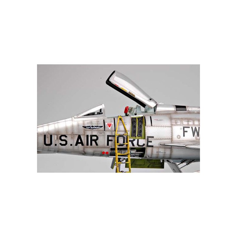 Maquette d'avion en plastique F-100D "SUPER SABRE" Maquette d'avion en plastique F-100D "SUPER SABRE"