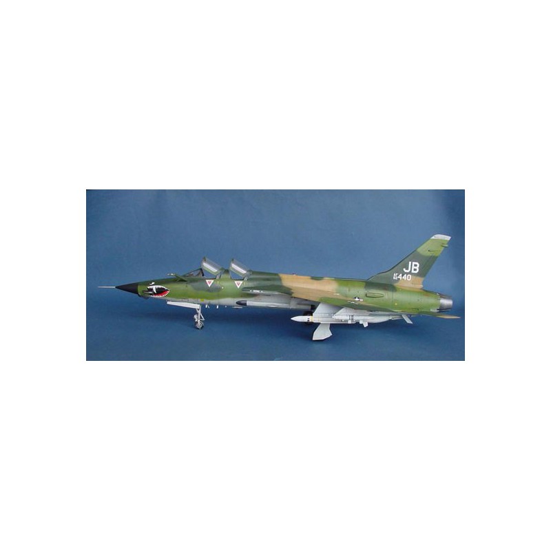 Maquette d'avion en plastique F-105G WILD WEASEL Maquette d'avion en plastique F-105G WILD WEASEL