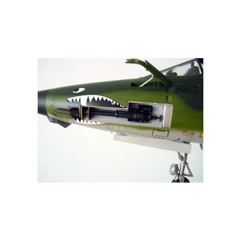 Maquette d'avion en plastique F-105G WILD WEASEL Maquette d'avion en plastique F-105G WILD WEASEL