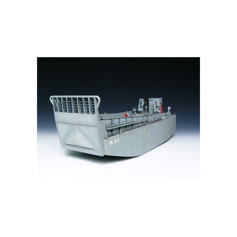 Maquette de Char en plastique WW II US NAVY LCM(3) LANDING CRAFT Maquette de Char en plastique WW II US NAVY LCM(3) LANDING CRAFT