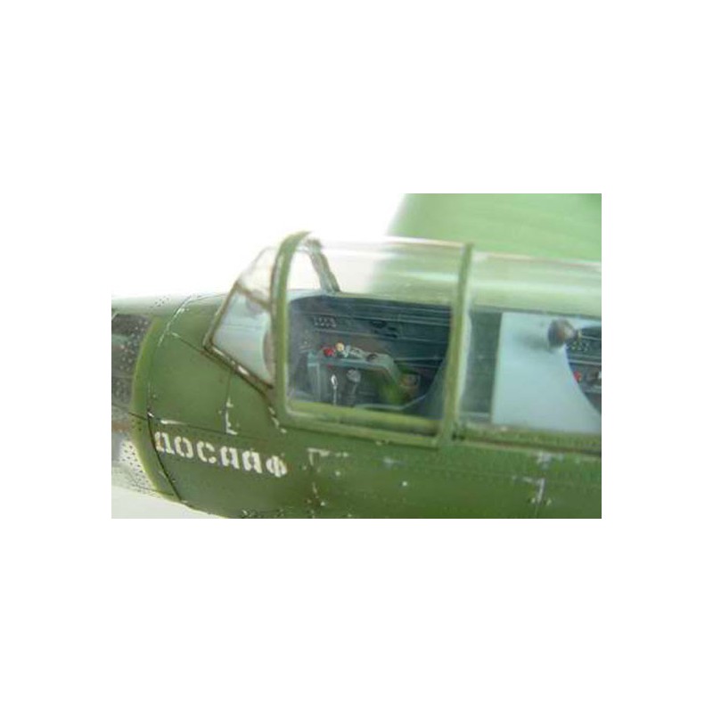 Maquette d'avion en plastique YAK-18 MAX Maquette d'avion en plastique YAK-18 MAX