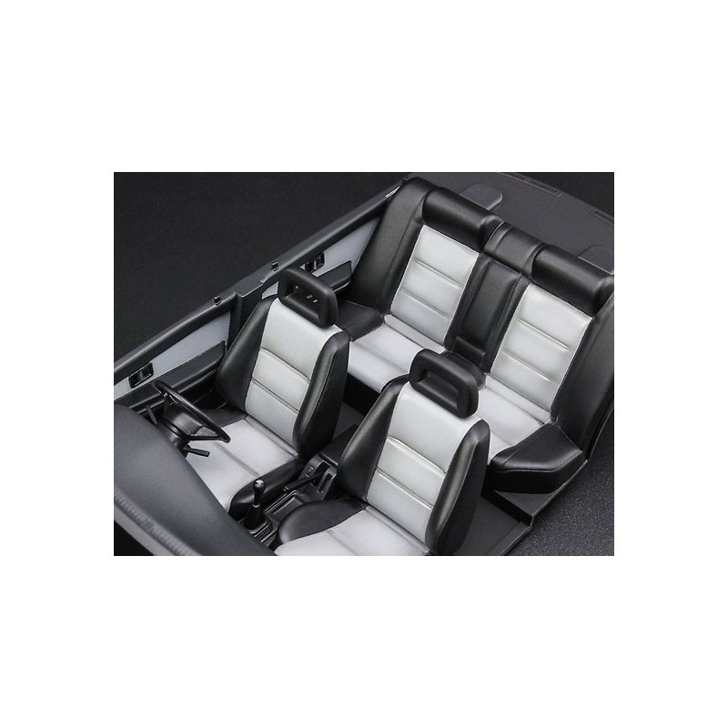 Maquette de voiture en plastique NISSAN BLUEBIRD 1/24 Maquette de voiture en plastique NISSAN BLUEBIRD 1/24