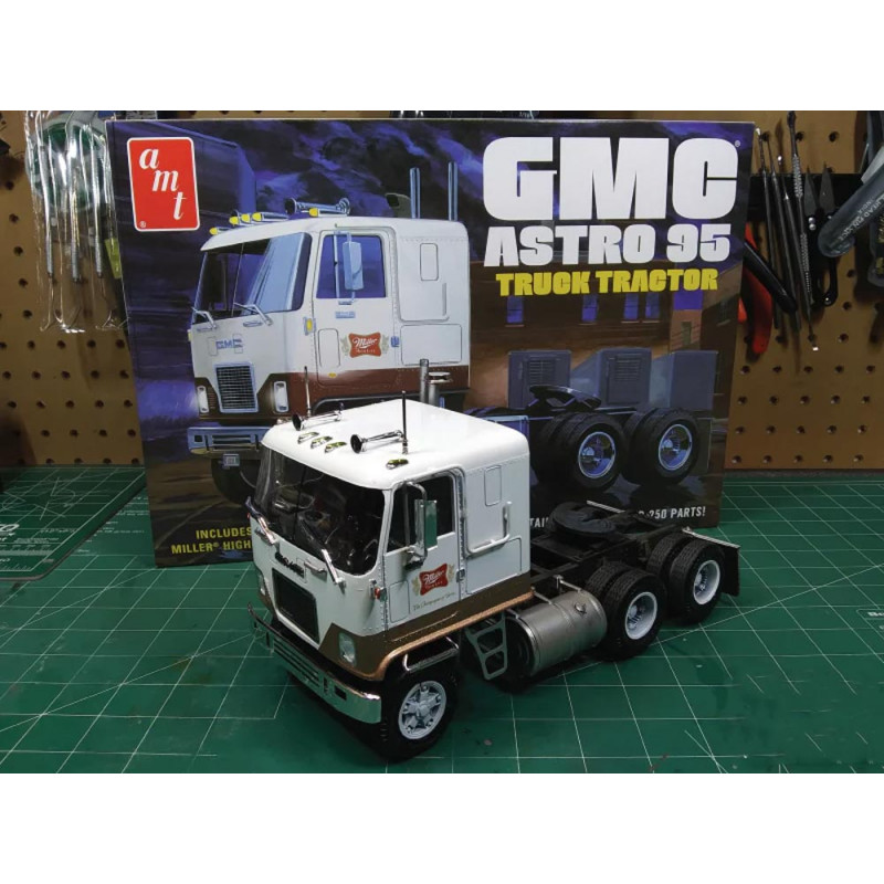 GMC Astro 95 Truck Model Kit "Miller Beer" 1:25