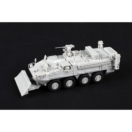 Plastikmodell eines gepanzerten LKW M1132 mit Minenräumschild 1:72