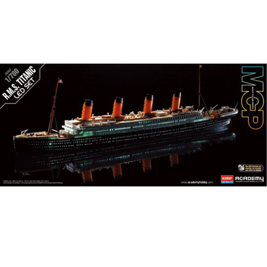 Maquette de Bateau en plastique R.M.S. TITANIC + Leds 1/700 Maquette de Bateau en plastique R.M.S. TITANIC + Leds 1/700