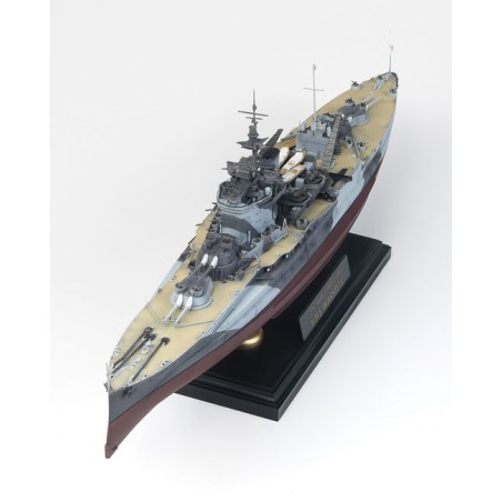 Maquette de Bateau en plastique H.M.S. WARSPITE QUEEN ELIZABET