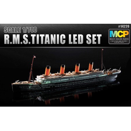 Maquette de Bateau en plastique R.M.S. TITANIC + Leds 1/700