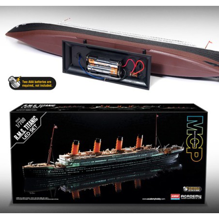 Maquette de Bateau en plastique R.M.S. TITANIC + Leds 1/700