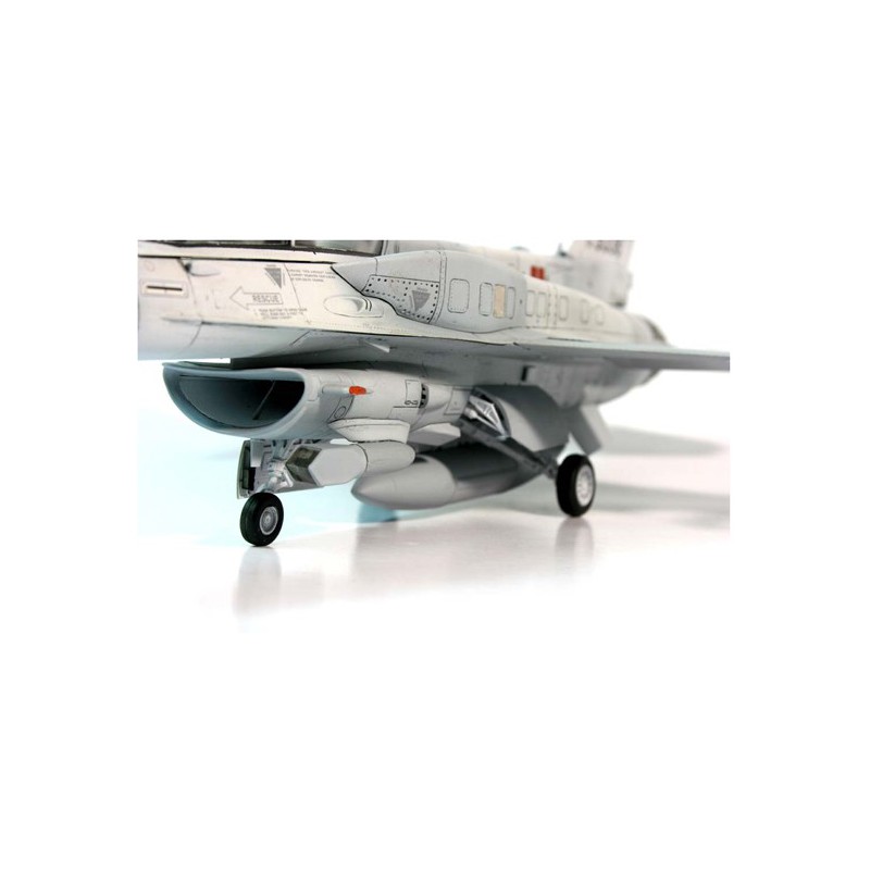 Maquette d'avion en plastique F-16F Block 601/48 Maquette d'avion en plastique F-16F Block 601/48