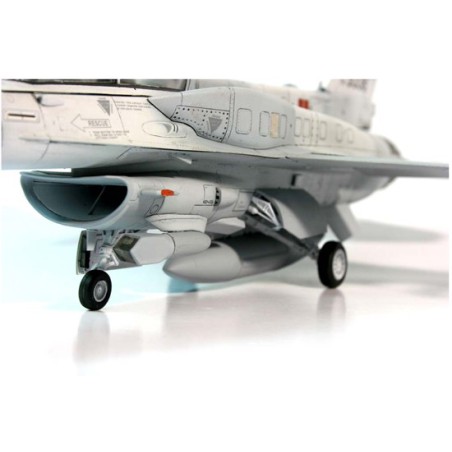 Maquette d'avion en plastique F-16F Block 601/48